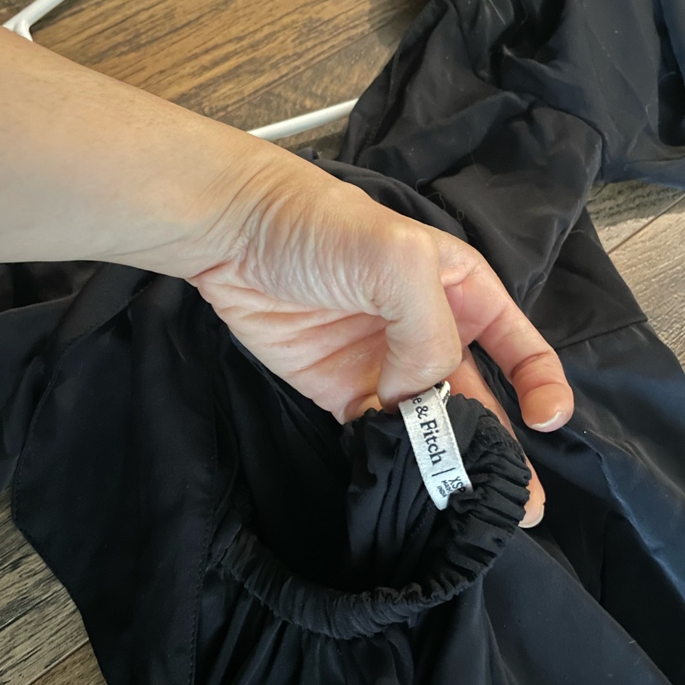 Abercrombie Romper With Flutter Sleeves And Tie B… - image 5